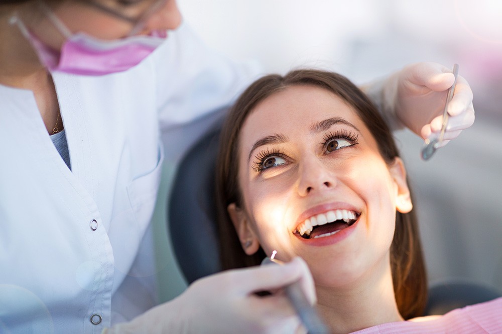 Dentist-and-patient-dental-sensitives-treatment